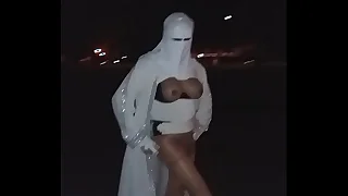 musulmane voil&eacute;e ouvre sa djellaba dans la rue